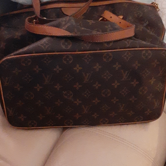 Louis Vuitton - Picture 3 of 8